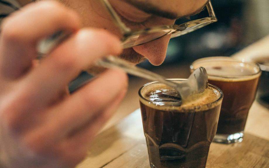 Porównanie smaku i aromatu: jak metoda parzenia wpływa na doświadczenie picia kawy