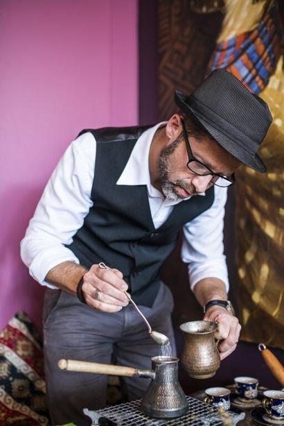 Przygotowanie kawy po turecku jako współczesna moda