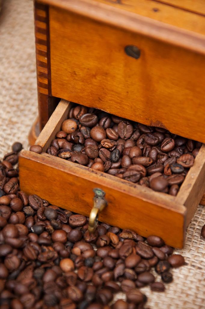 Tradycyjne metody parzenia kawy: od młynka do kawiarki