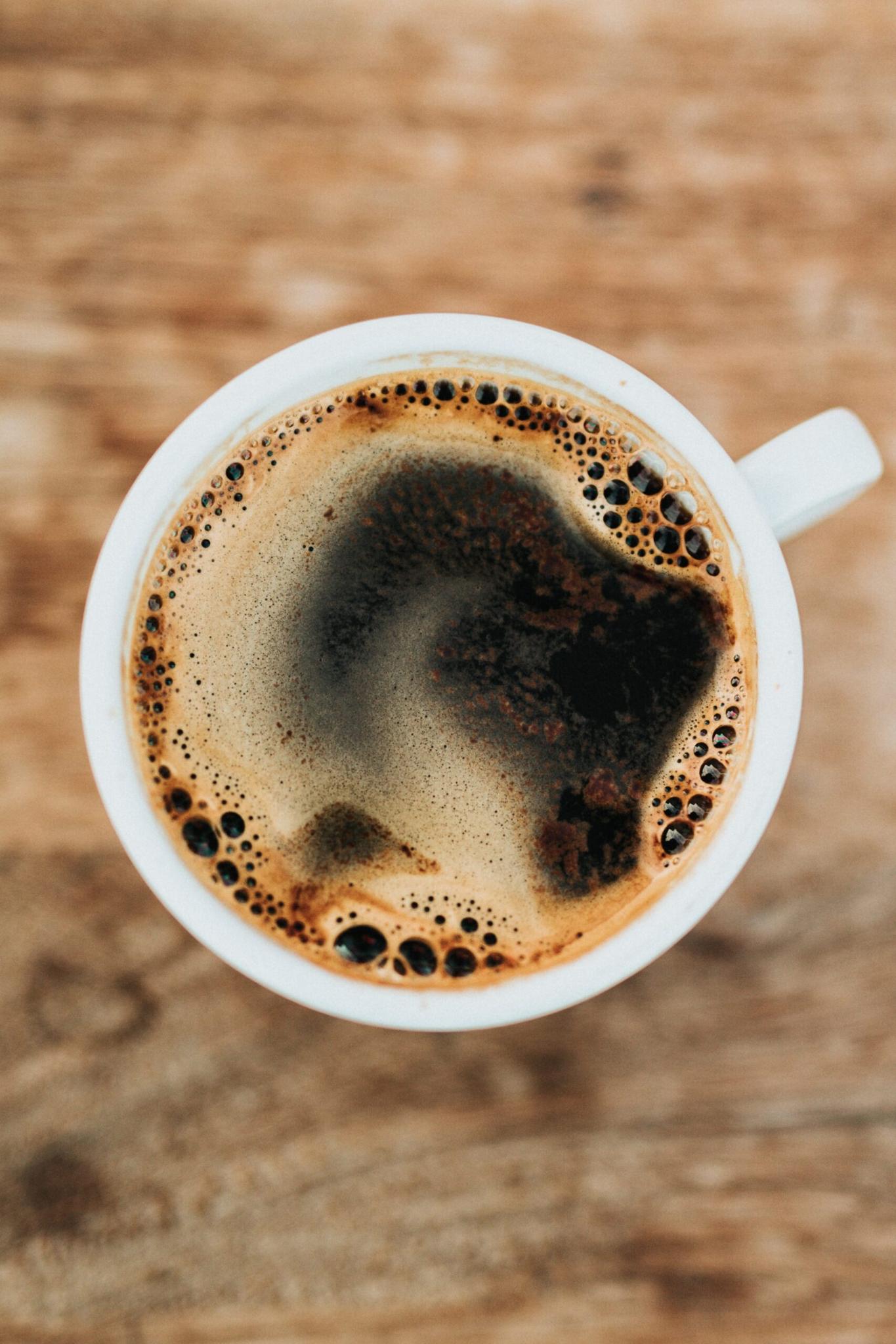 Czym jest kawa bezkofeinowa i jak jest produkowana
